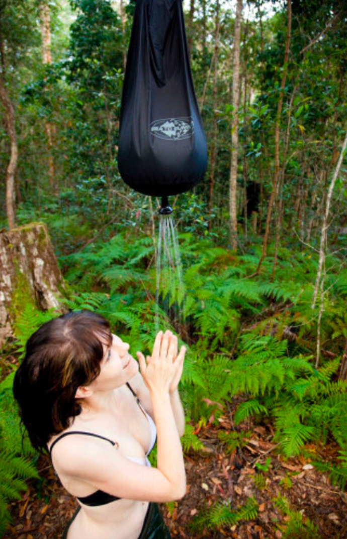 Jednoduchá sprcha Sea to Summit Pocket Shower dokáže zpříjemnit pobyt na cestách. Sprcha je vyrobena z nepromokavého materiálu s lepenými švy a rolovacím uzavíráním, stejným jako u vodáckých pytlů. Na dně je otočný uzávěr s regulací intenzity sprchování, objem 10 litrů vydrží na sprchování zhruba 7 minut, prodává Rockpoint.cz za 669 Kč.
