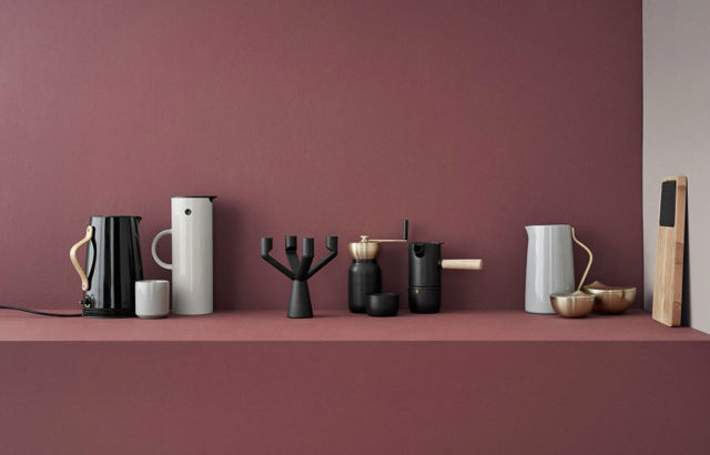 Konvice Emma a EM77 značky Stelton jsou naše osobní favoritky, pokud jde o design. Nevypadají totiž vůbec jako klasické rychlovarné konvice! Kuchyňské doplňky a spotřebiče ikonické dánské značky Stelton u nás prodává například Designville.cz. 
