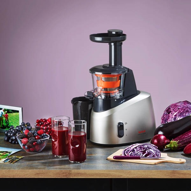 Tichý a zároveň silný motor odšťavňovače se zpětným chodem důkladně zpracuje všechny suroviny. Foto: Tefal

