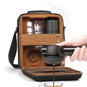 Handpresso je kávovar, v němž si připravíte kvalitní espresso pod odpovídajícím tlakem i bez elektřiny. Kávovar prostě uchopíte oběma rukama a natlakujte pomocí rukojeti, jako třeba u pumpičky na kolo. Stisknutím knoflíku pak uvolníte tlak, který propresuje horkou vodu přes kávový pod nebo upěchovanou kávu. Handpresso Outdoor SET obsahuje kávovar Handpresso Wild Hybrid, 4 průhledné nerozbitné šálky na esperesso, termosku na horkou vodu, látkový ubrousek a síťované kapsy, prodává Handpresso-online.cz za 5450 Kč
Handpresso je kávovar, v němž si připravíte kvalitní espresso pod odpovídajícím tlakem i bez elektřiny. Kávovar prostě uchopíte oběma rukama a natlakujte pomocí rukojeti, jako třeba u pumpičky na kolo. Stisknutím knoflíku pak uvolníte tlak, který propresuje horkou vodu přes kávový pod nebo upěchovanou kávu. Handpresso Outdoor SET obsahuje kávovar Handpresso Wild Hybrid, 4 průhledné nerozbitné šálky na esperesso, termosku na horkou vodu, látkový ubrousek a síťované kapsy, prodává Handpresso-online.cz za 5450 Kč