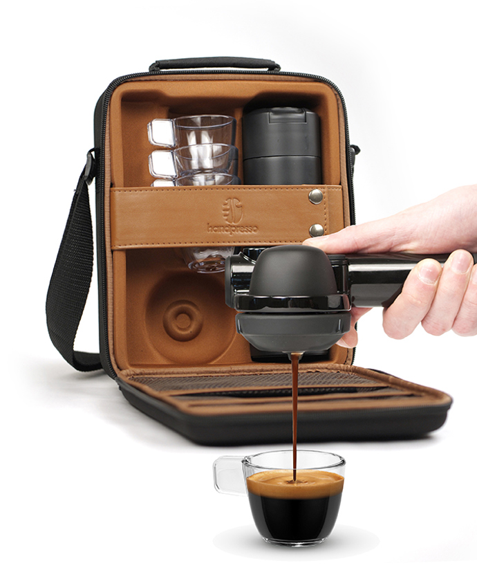 Handpresso je kávovar, v němž si připravíte kvalitní espresso pod odpovídajícím tlakem i bez elektřiny. Kávovar prostě uchopíte oběma rukama a natlakujte pomocí rukojeti, jako třeba u pumpičky na kolo. Stisknutím knoflíku pak uvolníte tlak, který propresuje horkou vodu přes kávový pod nebo upěchovanou kávu. Handpresso Outdoor SET obsahuje kávovar Handpresso Wild Hybrid, 4 průhledné nerozbitné šálky na esperesso, termosku na horkou vodu, látkový ubrousek a síťované kapsy, prodává Handpresso-online.cz za 5450 Kč
