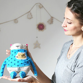 Ally je její přezdívka ze školy, dostala ji pro podobnost se seriálovou postavou Ally McBealovou.
Ally je její přezdívka ze školy, dostala ji pro podobnost se seriálovou postavou Ally McBealovou.