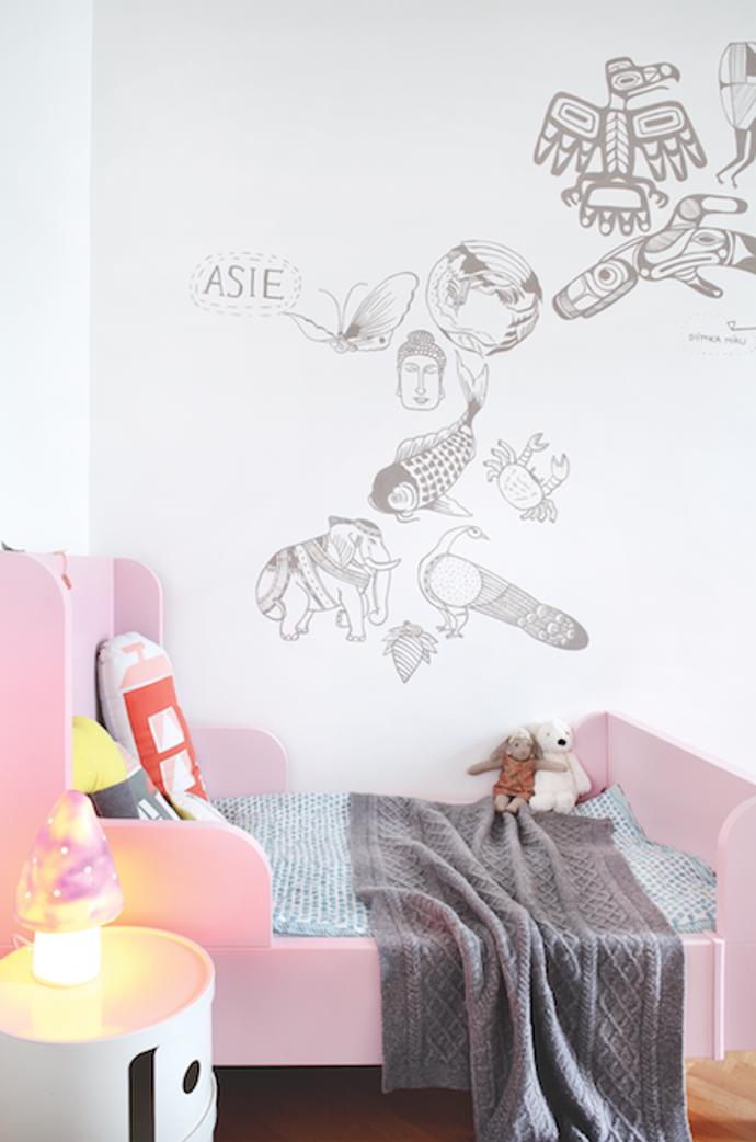 Růžová postel z Ikea je rostoucí, takže vydrží léta.
