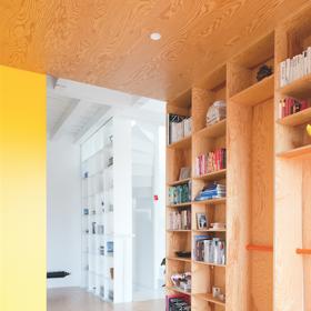 Architekti se nebáli použít více materiálů.
