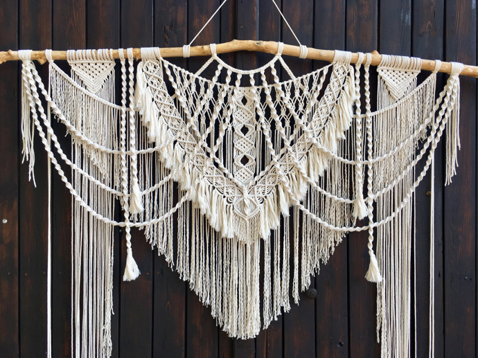 Přírodní barvy, které jsou pro macramé typické, sluší i minimalistickému a scandi interiéru. Velký macramé závěs na stěnu, 200 x 180 cm, prodává Fler.cz/woenix za 4999 Kč
