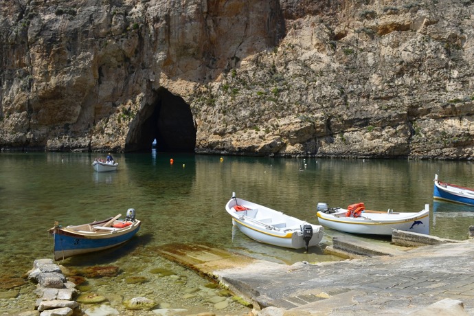 11. Blue Grotto, Malta
Mystický skalní útvar na jihu Malty je krásné pozorovat jak z výšky, tak z loďky – lístek stojí osm euro a projížďka mezi komplexem jeskyní trvá zhruba 20 minut. Během krátkého výletu se zastavíte u osmi jeskyní, průvodce vám ukáže barevné korály a předá zajímavosti o vzniku a historii těchto skalisek a jeskyní.
11. Blue Grotto, Malta
Mystický skalní útvar na jihu Malty je krásné pozorovat jak z výšky, tak z loďky – lístek stojí osm euro a projížďka mezi komplexem jeskyní trvá zhruba 20 minut. Během krátkého výletu se zastavíte u osmi jeskyní, průvodce vám ukáže barevné korály a předá zajímavosti o vzniku a historii těchto skalisek a jeskyní.