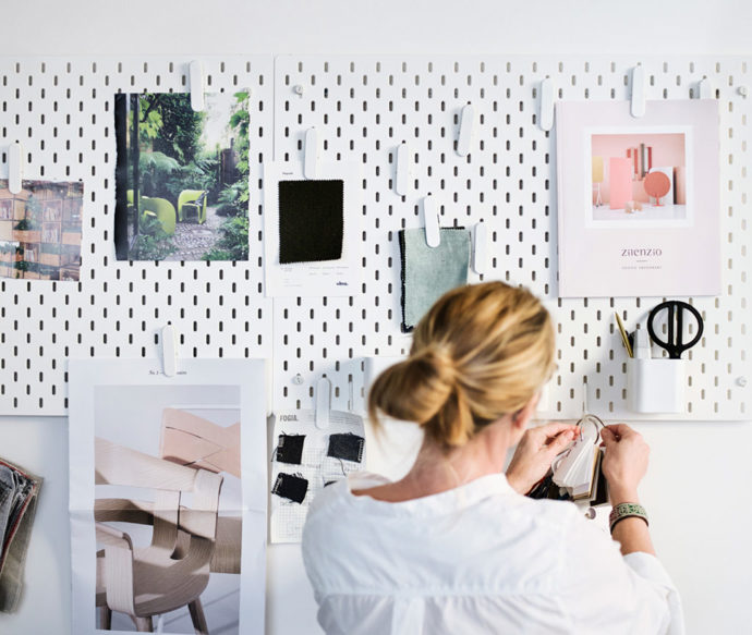 Dírkovaná deska s širokým příslušenstvím nabízí spoustu možností, jak si uspořádat nářadí i výtvarný materiál. Prodává Ikea, od 499 Kč
