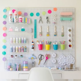 Nástěnný organizér s dírkami vám umožní uspořádat si přehledně všechny drobnosti. Foto: Twinkletwinklelittleparty.com
Nástěnný organizér s dírkami vám umožní uspořádat si přehledně všechny drobnosti. Foto: Twinkletwinklelittleparty.com
