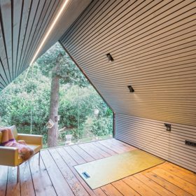 V interiéru zkombinovali architekti původní prkennou podlahu s novým dřevěným obkladem stěn.
V interiéru zkombinovali architekti původní prkennou podlahu s novým dřevěným obkladem stěn.