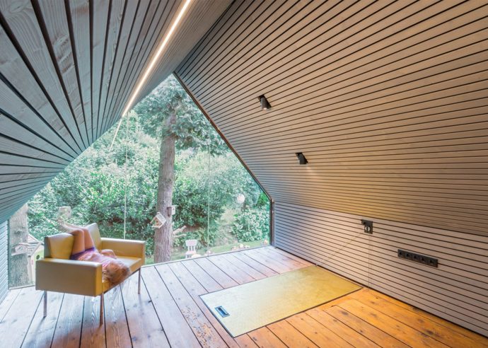 V interiéru zkombinovali architekti původní prkennou podlahu s novým dřevěným obkladem stěn.
V interiéru zkombinovali architekti původní prkennou podlahu s novým dřevěným obkladem stěn.