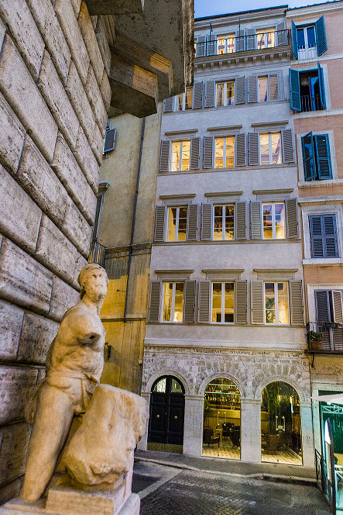 Historie na vás dýchá na každém kroku, ať už v pětipatrovém boutique hotelu, nebo v jeho okolí – vždyť jste v centru Říma!
