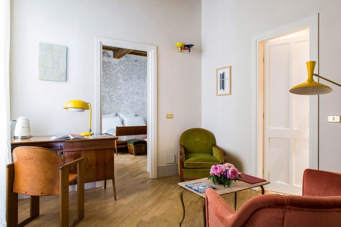 Majitel hotelu dokázal s pomocí několika interiérových designérů obdivuhodně skloubit historii a barevný retro styl.
