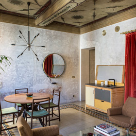 Apartmány mají vlastní kuchyňský kout, všechen nábytek stylově zapadá do 50. let.
