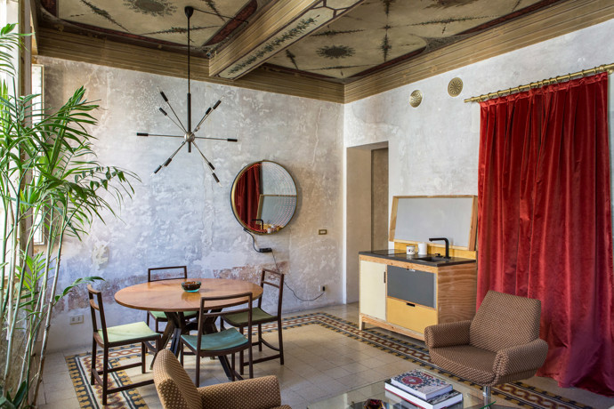 Apartmány mají vlastní kuchyňský kout, všechen nábytek stylově zapadá do 50. let.
