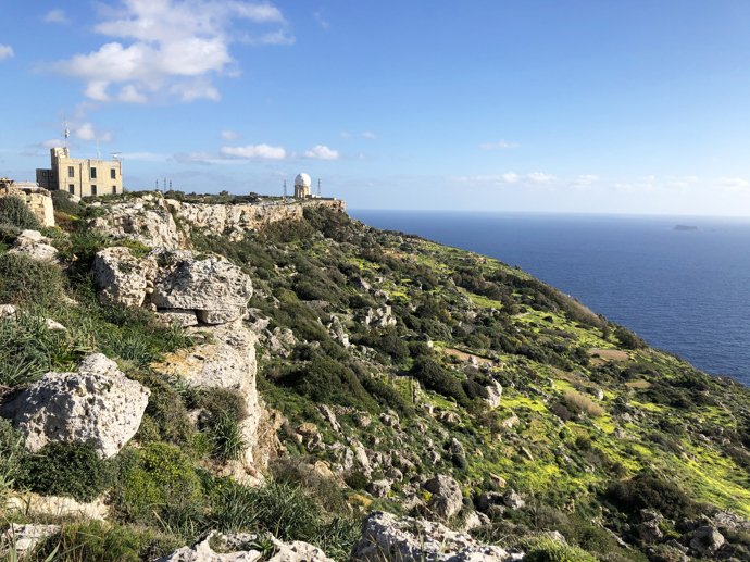 6. Dingli, Malta
Velkolepé útesy Dingli lidé navštěvují již po staletí. Tento nejvyšší bod maltských ostrovů nacházející se 250 metrů nad mořem nabízí jedinečný výhled na malý neobydlený ostrov Filfla a otevřené moře za ním. Pozorování západu slunce od malé kaple zasvěcené sv. Máří Magdaléně pohladí na duši. Jelikož se odsud útesy rozkládají od Bahrije až do oblasti Munqar nad maltskou legendou Blue Grotto, najdete tu spoustu míst k bližšímu prozkoumání i na piknik. Lahodné pochoutky si můžete zakoupit na farmářských trzích na náměstí v Dingli.
6. Dingli, Malta
Velkolepé útesy Dingli lidé navštěvují již po staletí. Tento nejvyšší bod maltských ostrovů nacházející se 250 metrů nad mořem nabízí jedinečný výhled na malý neobydlený ostrov Filfla a otevřené moře za ním. Pozorování západu slunce od malé kaple zasvěcené sv. Máří Magdaléně pohladí na duši. Jelikož se odsud útesy rozkládají od Bahrije až do oblasti Munqar nad maltskou legendou Blue Grotto, najdete tu spoustu míst k bližšímu prozkoumání i na piknik. Lahodné pochoutky si můžete zakoupit na farmářských trzích na náměstí v Dingli.