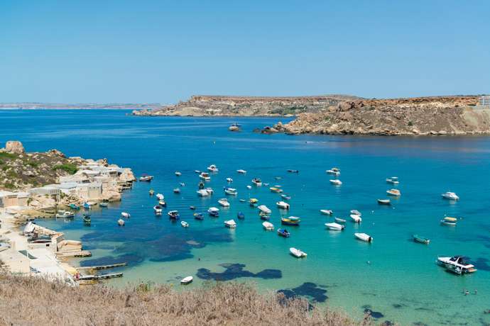 1. Mgarr & Gnejna Bay, Malta
Osada Mgarr na západním pobřeží Malty se může zdát nenápadná, ale nachází se u ní jedna z nejoblíbenějších pláží na ostrově. Zátoku Gnejna s čistě bílým pískem a křišťálově čistou vodou doplňuje skalnatá věž Lippija, která byla postavená na objednávku velmistra Juana de Lascaris-Castellara v roce 1637. Tvořila část pobřežní obrany vytvořené rytíři řádu sv. Jana a dnes je z ní krásná součást krajiny. Nezapomeňte se zastavit v Mgarru, který je proslulý čerstvými jahodami a melouny od místních farmářů – když budete mít štěstí, třeba zastihnete jarní slavnosti jahod Festa Frawli, kde budete moci ochutnat vše možné i nemožné z těchto šťavnatých plodů.
1. Mgarr & Gnejna Bay, Malta
Osada Mgarr na západním pobřeží Malty se může zdát nenápadná, ale nachází se u ní jedna z nejoblíbenějších pláží na ostrově. Zátoku Gnejna s čistě bílým pískem a křišťálově čistou vodou doplňuje skalnatá věž Lippija, která byla postavená na objednávku velmistra Juana de Lascaris-Castellara v roce 1637. Tvořila část pobřežní obrany vytvořené rytíři řádu sv. Jana a dnes je z ní krásná součást krajiny. Nezapomeňte se zastavit v Mgarru, který je proslulý čerstvými jahodami a melouny od místních farmářů – když budete mít štěstí, třeba zastihnete jarní slavnosti jahod Festa Frawli, kde budete moci ochutnat vše možné i nemožné z těchto šťavnatých plodů.