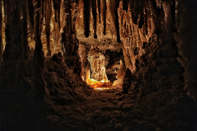 9. Xerri’s Grotto, Gozo
Jeskyni plnou stalaktitů a stalagmitů objevil v roce 1923 čirou náhodou maltský stařeček Anthony Xerri, když doma kopal studnu. Během druhé světové války se v ní schovávala jeho rodina. Jeskyně se nachází ve sklepení jednoho z gozitánských domů a vstup do obydlí vypadá zcela nenápadně – na existenci jeskyně poukazuje pouze skromná cedule. Vstupné v současné době vyjde na dvě a půl eura, jelikož se zatím o tomto pokladu ale mezi turisty moc neví, je možné, že se stoupající popularitou se i cena za vstup kvůli prezervaci zvýší. Některé stalagmity na sebe vzaly podobu zahradního trpaslíka či vyžvýkané žvýkačky, další stalaktity zas připomínají smaženou slaninu.
9. Xerri’s Grotto, Gozo
Jeskyni plnou stalaktitů a stalagmitů objevil v roce 1923 čirou náhodou maltský stařeček Anthony Xerri, když doma kopal studnu. Během druhé světové války se v ní schovávala jeho rodina. Jeskyně se nachází ve sklepení jednoho z gozitánských domů a vstup do obydlí vypadá zcela nenápadně – na existenci jeskyně poukazuje pouze skromná cedule. Vstupné v současné době vyjde na dvě a půl eura, jelikož se zatím o tomto pokladu ale mezi turisty moc neví, je možné, že se stoupající popularitou se i cena za vstup kvůli prezervaci zvýší. Některé stalagmity na sebe vzaly podobu zahradního trpaslíka či vyžvýkané žvýkačky, další stalaktity zas připomínají smaženou slaninu.