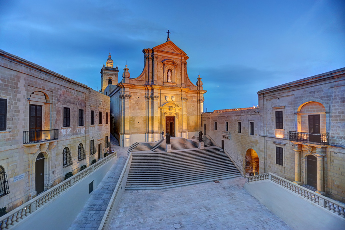 10. Cittadella, Gozo
Vápencová pevnost ve městě Victoria na ostrově Gozo v oblasti, která byla osídlena již v době bronzové. Součástí citadely je i kostel Nanebevzetí Panny Marie a stará věznice, která fungovala až do roku 1962 a dnes je přístupná ve formě muzea s dochovanými celami. Dalšími muzei, která zde stojí za návštěvu, jsou přírodopisné muzeum a muzeum archeologie. Gozo v překladu znamená radost a můžeme vás ujistit, že se v geografickém srdci tohoto rustikálního a zeleného ostrova budete cítit velmi uvolněně.
10. Cittadella, Gozo
Vápencová pevnost ve městě Victoria na ostrově Gozo v oblasti, která byla osídlena již v době bronzové. Součástí citadely je i kostel Nanebevzetí Panny Marie a stará věznice, která fungovala až do roku 1962 a dnes je přístupná ve formě muzea s dochovanými celami. Dalšími muzei, která zde stojí za návštěvu, jsou přírodopisné muzeum a muzeum archeologie. Gozo v překladu znamená radost a můžeme vás ujistit, že se v geografickém srdci tohoto rustikálního a zeleného ostrova budete cítit velmi uvolněně.