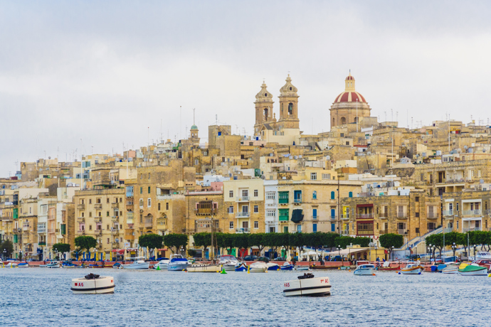 16. Three Cities
Opevněná města Cospicua, Vittoriosa a Senglea nesou společné souhrnné pojmenování Trojměstí či Tři města. Tento termín byl poprvé použit během francouzské okupace, kdy Napoleon rozhodl, že by Malta měla být rozdělena do několika správních jednotek. Ve Vittoriose se nachází Inkvizitorský palác z roku 1535, který sloužil jako sídlo inkvizice až do Napoleonova příchodu, námořnické muzeum, jenž je považováno za nejkrásnější muzeum na Maltě, a domy z 16. století, kde až do svého odchodu do Valletty bydleli řádoví rytíři.
16. Three Cities
Opevněná města Cospicua, Vittoriosa a Senglea nesou společné souhrnné pojmenování Trojměstí či Tři města. Tento termín byl poprvé použit během francouzské okupace, kdy Napoleon rozhodl, že by Malta měla být rozdělena do několika správních jednotek. Ve Vittoriose se nachází Inkvizitorský palác z roku 1535, který sloužil jako sídlo inkvizice až do Napoleonova příchodu, námořnické muzeum, jenž je považováno za nejkrásnější muzeum na Maltě, a domy z 16. století, kde až do svého odchodu do Valletty bydleli řádoví rytíři.