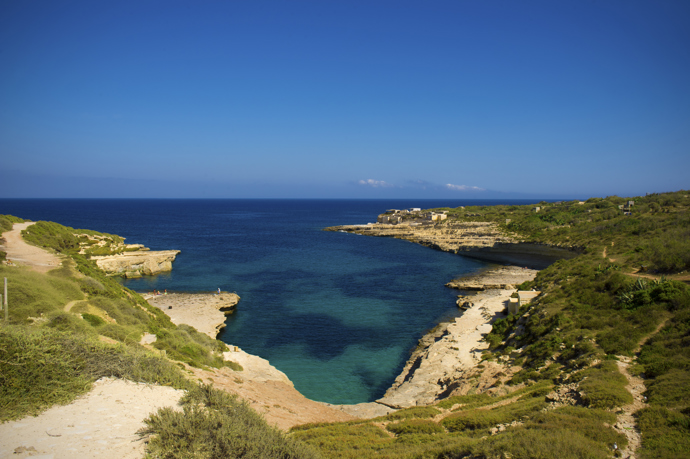 5. Kalanka, Marsaxlokk
Kalanka je skutečným skrytým klenotem, který málokdo zná. Rozléhá se na jihu Malty pár kilometrů od přímořského městečka Marsaxlokk a díky svým hladkým bílým kamenům vedoucím dolů ke průzračnému moři vyzývajícímu ke koupání je nádherným místem pro odpočinkový den na pláži. Naleznete tu prakticky jen místní, kteří si podobně jako vy budou užívat maltské slunce, grilovačku a opalování v tomto zcela idylickém útočišti.
5. Kalanka, Marsaxlokk
Kalanka je skutečným skrytým klenotem, který málokdo zná. Rozléhá se na jihu Malty pár kilometrů od přímořského městečka Marsaxlokk a díky svým hladkým bílým kamenům vedoucím dolů ke průzračnému moři vyzývajícímu ke koupání je nádherným místem pro odpočinkový den na pláži. Naleznete tu prakticky jen místní, kteří si podobně jako vy budou užívat maltské slunce, grilovačku a opalování v tomto zcela idylickém útočišti.