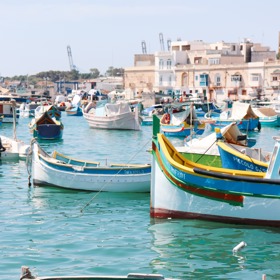 2. Marsaxlokk

Tuto ospalou rybářskou vesničku na jihu musí vidět každý návštěvník Malty. Zátoka plná pestře malovaných tradičních rybářských lodí a promenáda, která je domovem několika nejlepších rybích restaurací na celém ostrově. Naleznete zde řadu skvělých míst k odpočinku i k hodování – a pokud se cítíte i na větší procházku, doporučujeme vydat se na pobřeží do malebného zálivu sv. Tomáše a na Zonqor Point.

 
