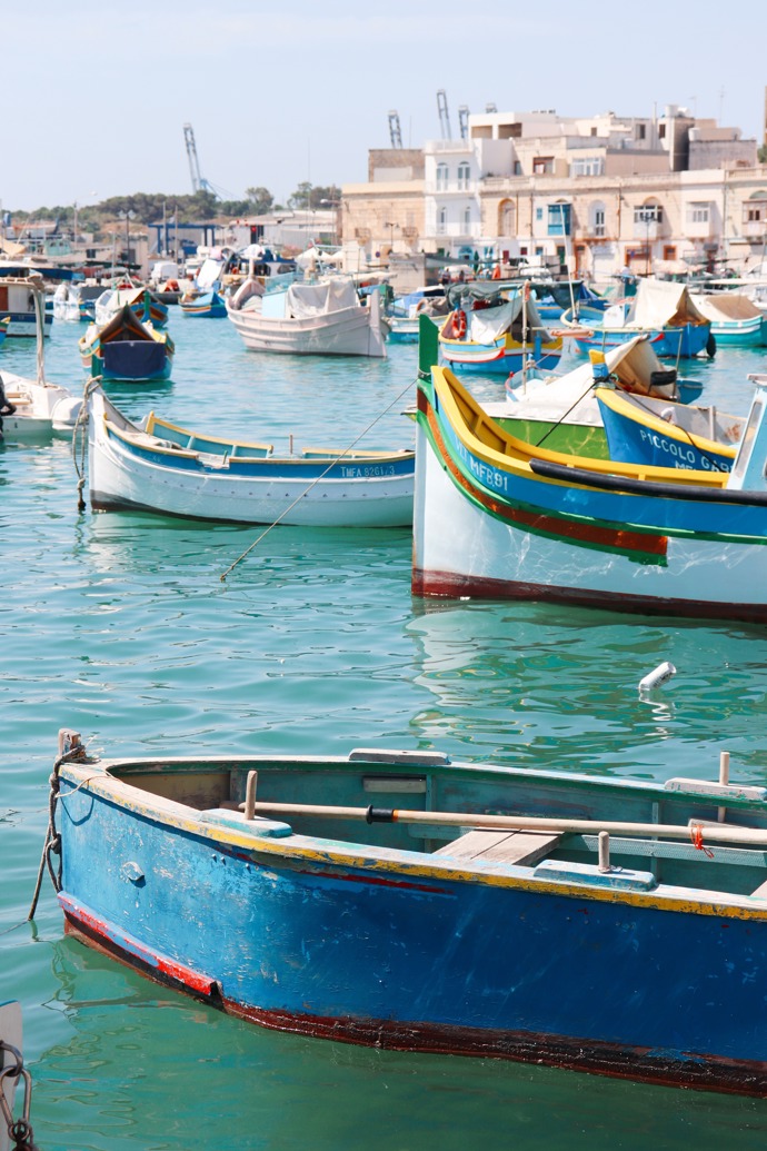2. Marsaxlokk
Tuto ospalou rybářskou vesničku na jihu musí vidět každý návštěvník Malty. Zátoka plná pestře malovaných tradičních rybářských lodí a promenáda, která je domovem několika nejlepších rybích restaurací na celém ostrově. Naleznete zde řadu skvělých míst k odpočinku i k hodování – a pokud se cítíte i na větší procházku, doporučujeme vydat se na pobřeží do malebného zálivu sv. Tomáše a na Zonqor Point.
2. Marsaxlokk
Tuto ospalou rybářskou vesničku na jihu musí vidět každý návštěvník Malty. Zátoka plná pestře malovaných tradičních rybářských lodí a promenáda, která je domovem několika nejlepších rybích restaurací na celém ostrově. Naleznete zde řadu skvělých míst k odpočinku i k hodování – a pokud se cítíte i na větší procházku, doporučujeme vydat se na pobřeží do malebného zálivu sv. Tomáše a na Zonqor Point.