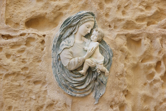 13. Mdina, Malta + Palazzo Falson
Mdina, v překladu Tiché město, je opevněným městem na severu Malty, které sloužilo jako hlavní město od starověku až do středověku. Známky osídlení sahají až do roku 4000 př. n. l. Nachází se zde Palác Falzon – známý také jako normanský dům. Byl postaven na přelomu 15. a 16. století, ačkoliv některé části pochází až ze 13. století. Mdina sloužila jako útočiště pro Araby, kteří vymezili její hranice, později i pro Normany, kteří rozšířili městské opevnění, odolala Turkům i Napoleonovi a stala se rovněž domovem johanitů.
13. Mdina, Malta + Palazzo Falson
Mdina, v překladu Tiché město, je opevněným městem na severu Malty, které sloužilo jako hlavní město od starověku až do středověku. Známky osídlení sahají až do roku 4000 př. n. l. Nachází se zde Palác Falzon – známý také jako normanský dům. Byl postaven na přelomu 15. a 16. století, ačkoliv některé části pochází až ze 13. století. Mdina sloužila jako útočiště pro Araby, kteří vymezili její hranice, později i pro Normany, kteří rozšířili městské opevnění, odolala Turkům i Napoleonovi a stala se rovněž domovem johanitů.