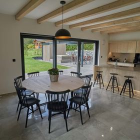 Interiér chaty Modřín je jednoduchý ale moderní a z kvalitních materiálů.
