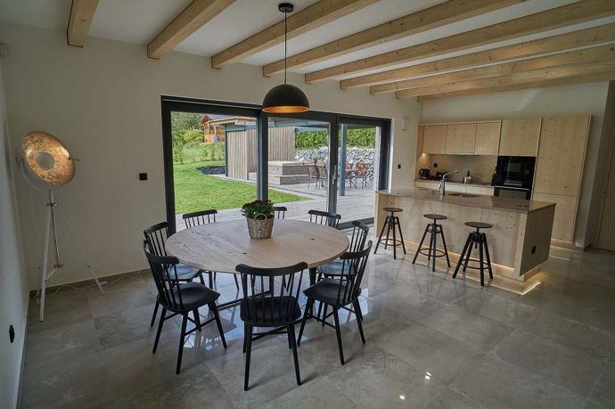 Interiér chaty Modřín je jednoduchý ale moderní a z kvalitních materiálů.

