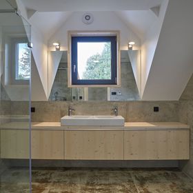 Ve stejném duchu jsou také koupelny i wellness prostory se saunou a odpočívárnou.
