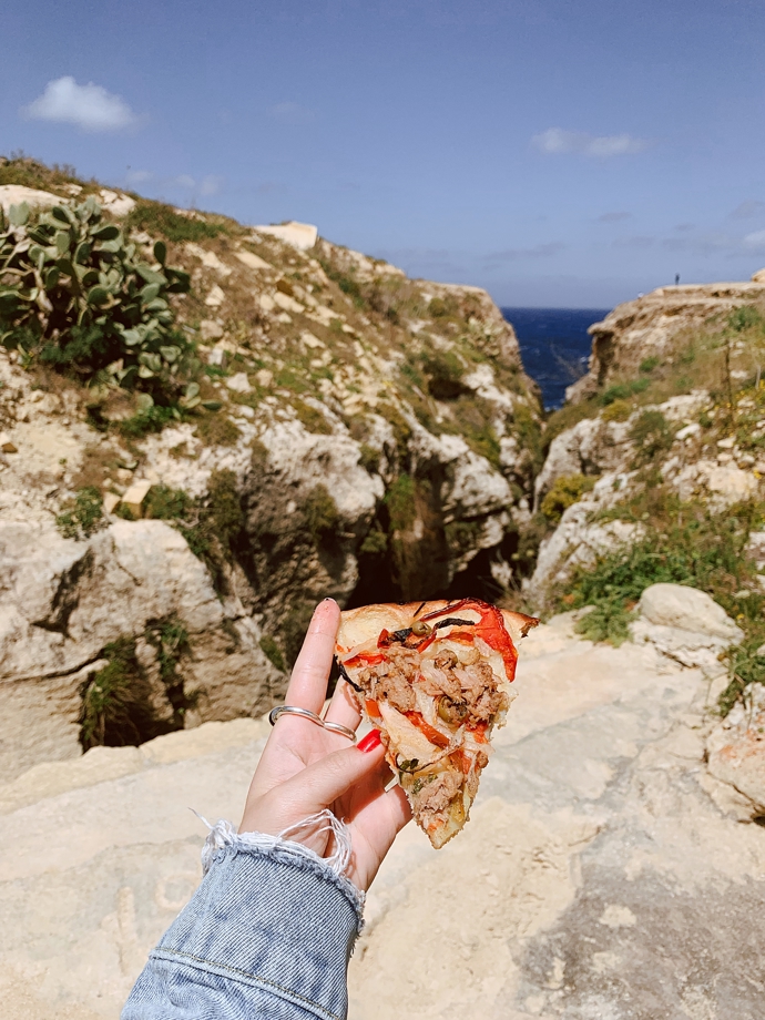 8. Mekren’s Bakery, Gozo
Nejlepší pekárna v celé zemi se nachází na druhém největším ostrově maltského souostroví. Zkuste si jedno ráno odpustit snídani a jeďte k Mekrenovi ochutnat čerstvou ftiru (kulatý chléb tradičně plněný sardinkami, tuňákem, bramborami, rajčaty, cibulí, kapary a olivami) nebo se sem vydejte na oběd. Na zdejší pizzu budete vzpomínat i několik let po návštěvě. Jedná se o skutečně výjimečné místo, na které místní nedají dopustit – o tom se přesvědčíte na vlastní oči, fronta do pekárny se často line po několik sousedících domů. Na surovinách se zde opravdu nešetří a pokud se ubytujete na Gozu, slibujeme, že sem budete chodit pro jídlo každý den.
8. Mekren’s Bakery, Gozo
Nejlepší pekárna v celé zemi se nachází na druhém největším ostrově maltského souostroví. Zkuste si jedno ráno odpustit snídani a jeďte k Mekrenovi ochutnat čerstvou ftiru (kulatý chléb tradičně plněný sardinkami, tuňákem, bramborami, rajčaty, cibulí, kapary a olivami) nebo se sem vydejte na oběd. Na zdejší pizzu budete vzpomínat i několik let po návštěvě. Jedná se o skutečně výjimečné místo, na které místní nedají dopustit – o tom se přesvědčíte na vlastní oči, fronta do pekárny se často line po několik sousedících domů. Na surovinách se zde opravdu nešetří a pokud se ubytujete na Gozu, slibujeme, že sem budete chodit pro jídlo každý den.
