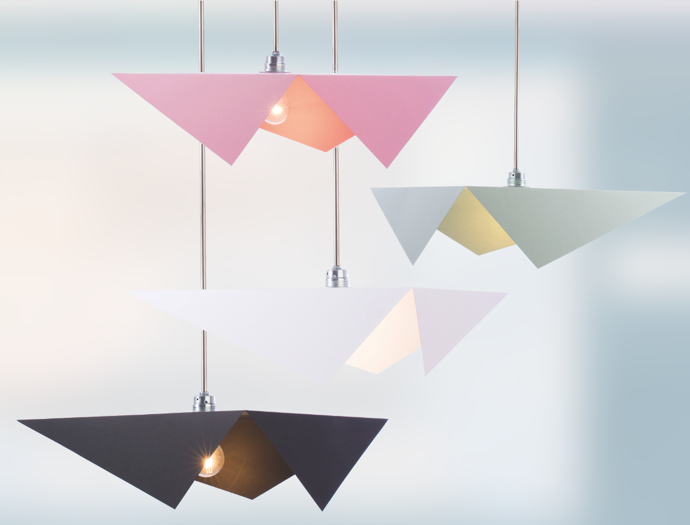 Své geometrické svítidlo z kartonu designér zavěsil i u sebe doma.
Své geometrické svítidlo z kartonu designér zavěsil i u sebe doma.