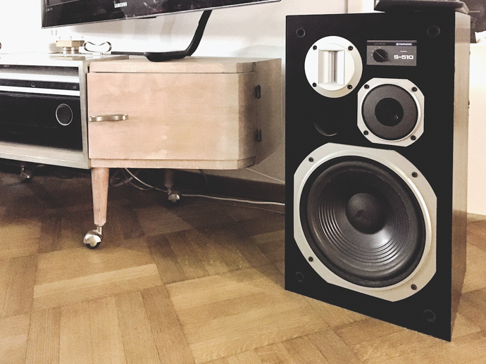 Dobrý zvuku je základem dobrého bydlení. A reproduktory Pioneer cs-s510 prověřenou klasikou.
Dobrý zvuku je základem dobrého bydlení. A reproduktory Pioneer cs-s510 prověřenou klasikou.