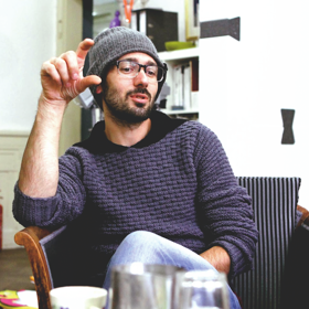 Designér Petr Bakoš ve studiu na Senovážném náměstí, které se nachází hned nad galerií Harddecore, kde se svou ženou prodávají módu, šperky a bytové doplňky od talentovaných tvůrců.
Designér Petr Bakoš ve studiu na Senovážném náměstí, které se nachází hned nad galerií Harddecore, kde se svou ženou prodávají módu, šperky a bytové doplňky od talentovaných tvůrců.