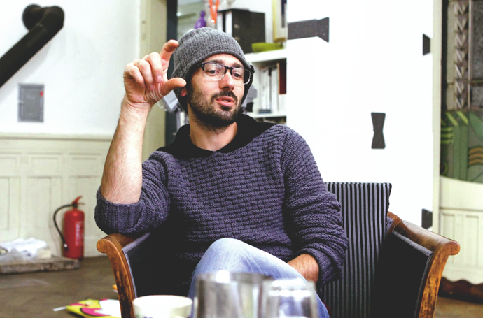 Designér Petr Bakoš ve studiu na Senovážném náměstí, které se nachází hned nad galerií Harddecore, kde se svou ženou prodávají módu, šperky a bytové doplňky od talentovaných tvůrců.
Designér Petr Bakoš ve studiu na Senovážném náměstí, které se nachází hned nad galerií Harddecore, kde se svou ženou prodávají módu, šperky a bytové doplňky od talentovaných tvůrců.