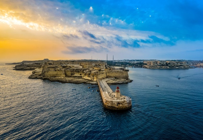 12. Valletta, Malta
Hlavní město Malty bylo v roce 1980 zapsáno na seznam světového dědictví UNESCO a v současné době zde žije zhruba šest a půl tisíc obyvatel. Mezi nejdůležitější znamenitosti patří kupole kostela Panny Marie z hory Karmel, římsko-katolická katedrála sv. Jana Křtitele s drahocennými barokními uměleckými díly a kryptou velmistrů maltézského řádu, anglikánský chrám sv. Pavla, Palác velmistrů, fontána tří bronzových Tritonů a uličky plné starých kaváren, obchodů a historických i moderních budov. Nezapomeňte také navštívit Barakské zahrady vystavěné v 17. století na vrcholu opevnění Vallety, aby měli rytíři Řádu sv. Jana kde odpočívat. Dostanete se k nim lehkou pěší procházkou z autobusového nádraží či výtahem ze zálivu za jedno euro.
12. Valletta, Malta
Hlavní město Malty bylo v roce 1980 zapsáno na seznam světového dědictví UNESCO a v současné době zde žije zhruba šest a půl tisíc obyvatel. Mezi nejdůležitější znamenitosti patří kupole kostela Panny Marie z hory Karmel, římsko-katolická katedrála sv. Jana Křtitele s drahocennými barokními uměleckými díly a kryptou velmistrů maltézského řádu, anglikánský chrám sv. Pavla, Palác velmistrů, fontána tří bronzových Tritonů a uličky plné starých kaváren, obchodů a historických i moderních budov. Nezapomeňte také navštívit Barakské zahrady vystavěné v 17. století na vrcholu opevnění Vallety, aby měli rytíři Řádu sv. Jana kde odpočívat. Dostanete se k nim lehkou pěší procházkou z autobusového nádraží či výtahem ze zálivu za jedno euro.