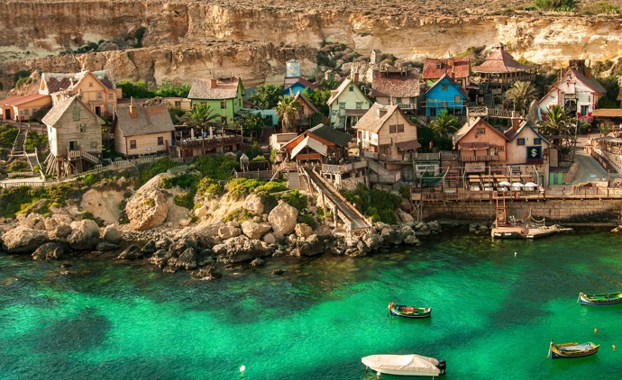 14. Vesnička Pepka námořníka, Malta
Od natáčení amerického dobrodružného filmu Pepek námořník, ve kterém ztvárnil hlavní roli Robin Williams, uplynulo již bezmála 40 let. Vesnička na severu Malty nacházející se tři kilometry od města Mellieħa posloužila jako kulisa filmu, díky kterému se stala jedním z nejnavštěvovanějších míst na Maltě. Hned při příchodu do tohoto rodinného zábavního komplexu vás zde uvítá samotný Pepek námořník a jeho přátelé. Návštěvu ocení především děti, pro které je zde každý den loutkové divadlo a aquapark.
14. Vesnička Pepka námořníka, Malta
Od natáčení amerického dobrodružného filmu Pepek námořník, ve kterém ztvárnil hlavní roli Robin Williams, uplynulo již bezmála 40 let. Vesnička na severu Malty nacházející se tři kilometry od města Mellieħa posloužila jako kulisa filmu, díky kterému se stala jedním z nejnavštěvovanějších míst na Maltě. Hned při příchodu do tohoto rodinného zábavního komplexu vás zde uvítá samotný Pepek námořník a jeho přátelé. Návštěvu ocení především děti, pro které je zde každý den loutkové divadlo a aquapark.