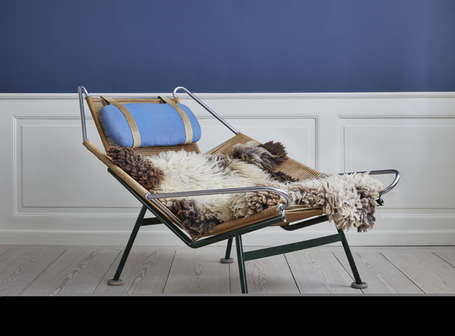 Křeslo Easy Chair dánského designéra Hanse J. Wegnera je jedním z ikonických kousků skandinávského designu. Bylo vyrobeno v padesátých letech, ale je tak nadčasové, že se stále prodává.
