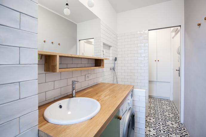 Do limitované koupelny nechaly architektky vyrobit skříňku s deskou, již opřely o přepážku oddělující sprchu od umyvadla. Díky tomu se sem dnes vejde i pračka.
Do limitované koupelny nechaly architektky vyrobit skříňku s deskou, již opřely o přepážku oddělující sprchu od umyvadla. Díky tomu se sem dnes vejde i pračka.