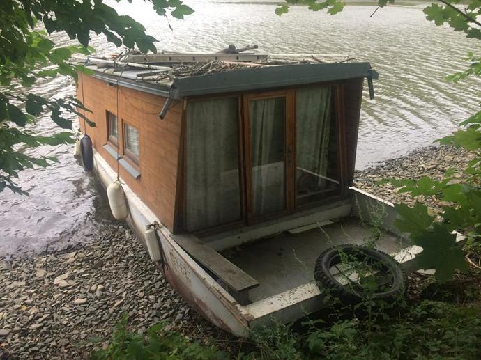 A takhle vypadal hausbót Mali před tím, než se do něj mladí manželé pustili.
A takhle vypadal hausbót Mali před tím, než se do něj mladí manželé pustili.