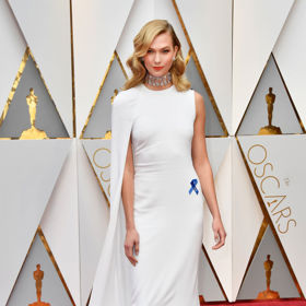 Karlie Kloss na udílení Oscarů v roce 2017 v bílých šatech od Stelly McCartney

