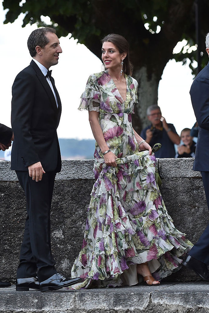 Vnučka Grace Kelly Charlotte Casiraghi na svatbě jejího bratra Pierre Casiraghi a italské novinářky Beatrice Borromeo v roce 2015

Charlotte na letní svatbu v Itálii oblékla květované dlouhé šaty Gucci
