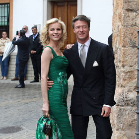 Topmodelka Eva Herzigová s partnerem Gregoriem Marsiajem na svatbě Lady Charlotte Wellesley a Alejandra Santo Dominga v roce 2016

Eva Herzigová oblékla zelené midi šaty s květinovým potiskem od Dolce & Gabbana
