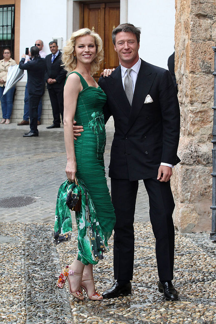 Topmodelka Eva Herzigová s partnerem Gregoriem Marsiajem na svatbě Lady Charlotte Wellesley a Alejandra Santo Dominga v roce 2016

Eva Herzigová oblékla zelené midi šaty s květinovým potiskem od Dolce & Gabbana

