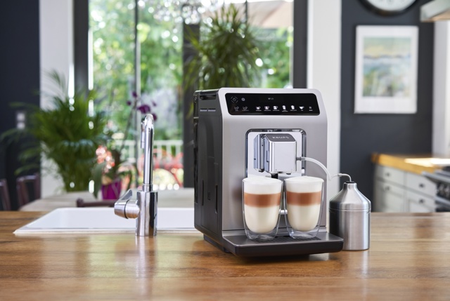 Na trhu najdete malé a zároveň výkonné kávovary na espresso. Tento se vám bez potíží vejde na kuchyňskou linku a přitom z něj vyčarujete hned dva šálky kávy najednou. Foto: Krups
