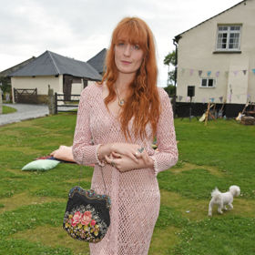 Zpěvačka Florence Welch na svatbě britské herečky Grety Bellamacina a umělce Roberta Montgomeryho v roce 2017

Florence je zářným příkladem toho, že světle starorůžová je na svatbu ideálním odstínem

 
