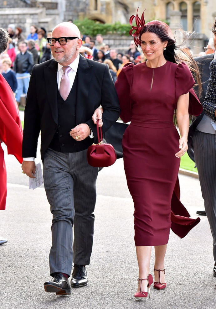 Demi Moore a Eric Buterbaugh na svatbě princezny Eugenie z Yorku a Jacka Brooksbanka v roce 2018

Demi Moore oblékla burgundy šaty od Stelly McCartney, fascinátor Philip Treacy, boty Malone Souliers a kabelku od Gabriely Hearst, která je po herečce pojmenovaná. 

