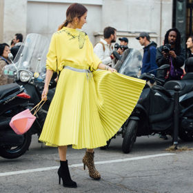 Jak nosí plisovanou sukni hvězdy streetstylu