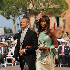 Naomi Campbell s bývalým partnerem Vladislavem Doroninem na svatbě Alberta II. Monackého s nynější monackou kněžnou Charlene v roce 2011

Naomi oblékla květované šaty na jedno rameno od Alexandera McQueena se sladěným šálem a květinovým fascinátorem
