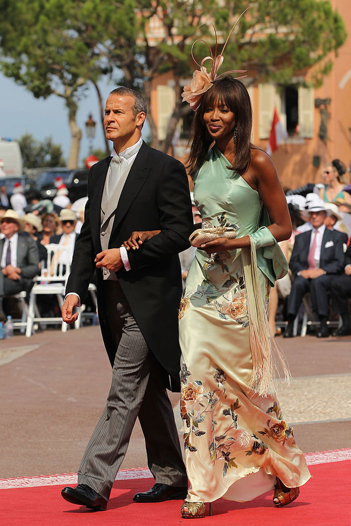 Naomi Campbell s bývalým partnerem Vladislavem Doroninem na svatbě Alberta II. Monackého s nynější monackou kněžnou Charlene v roce 2011

Naomi oblékla květované šaty na jedno rameno od Alexandera McQueena se sladěným šálem a květinovým fascinátorem
